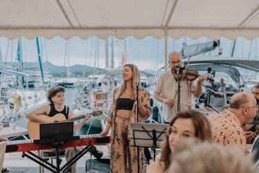 Apresentação de música ao vivo grega e corfiana na Antiga Fortaleza de Corfu